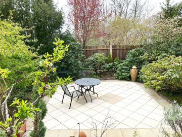 Grünwald: Stilvolle Wohnung mit Süd-Terrasse, Balkon, gem. Poolzugang und ca. 47qm Hobbyraum, 82031 Grünwald, Wohnung